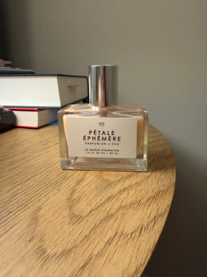 Parfym - Parfym från Le monde gourmand som doftar sött och fruktigt. Påminner om doften av Kilians love dont be shy 💕 se kvarstående mängd på bilderna. 