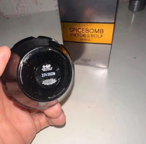 Spicebomb Extreme EdP 90ml - Spicebomb Extreme från Viktor & Rolf i en cool, grenade-inspirerad flaska. Eau de Parfum, 50 ml. Perfekt för dig som vill sticka ut med en ikonisk doft och snygg design på hyllan.