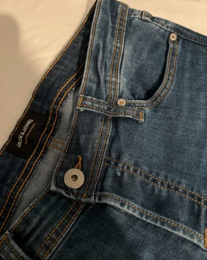 Slim Glenn jeans från Jack & Jones - hej! en Snygga blå jeans från Jack & Jones, modell Slim Glenn. Den är för stor på mig storlek 34/30 och endast provat: skick 10/10 ingen skador eller fläckar nästan som ny.