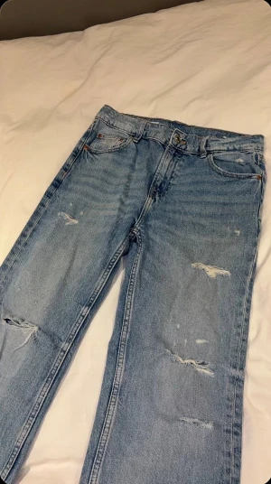 Blå baggy jeans från ZARA - Blå baggy/straight jeans från Zara i storlek 164. Säljer då de inte kommer till användning men tycker dem är super snygga!!💓