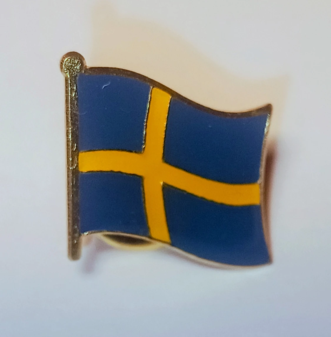 Svensk flagga pin i gult och blått