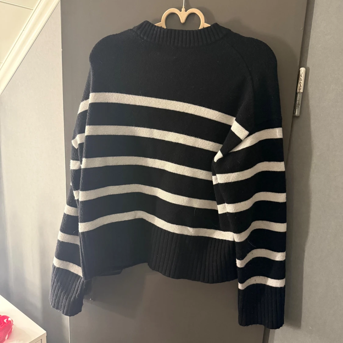 Svartvit randig stickad tröja - 1