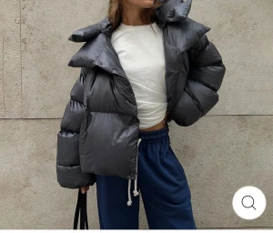 Mörkblå pufferjacka med hög krage - Säljer en svart pufferjacka med oversized passform och hög krage. Jackan har stora, quiltade partier och stängs med knappar framtill. Perfekt för kalla dagar när du vill vara både varm och snygg. Jackan är tillverkad i syntetmaterial och har långa ärmar. Aldrig använd köpt för 1400💖💖💖