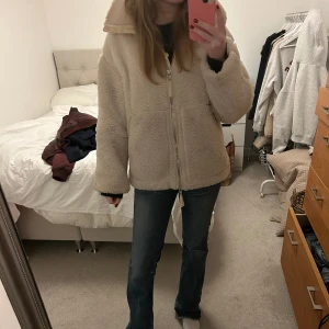 Teddy jacka  - Säljer min populära teddy jacka från h&m. Den är i bra skick och i storlek s💗