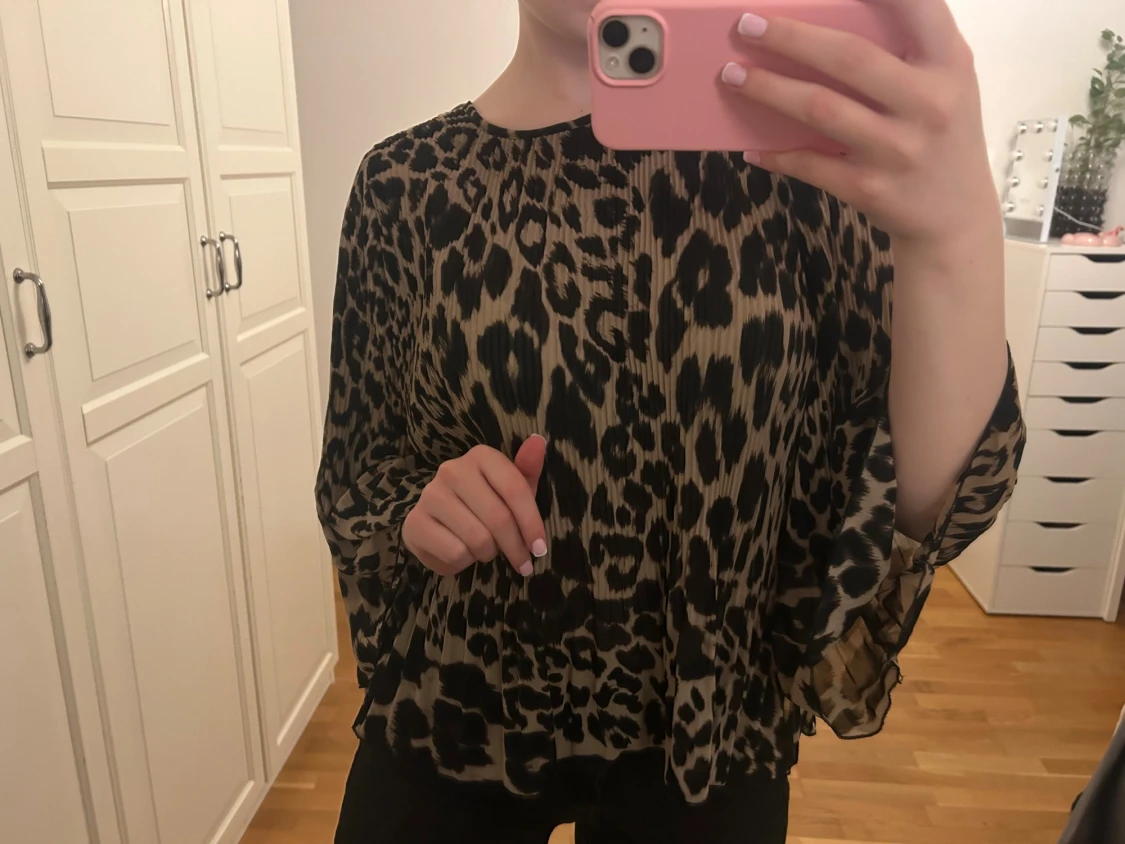 Leopardmönstrad blus med vida ärmar - 1