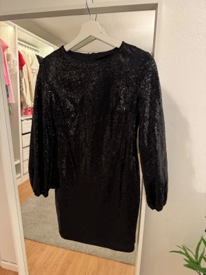 Klänning  - Super fin klänning perfekt till nyår, säljer pga att jag hittat en annan nyårsklänning. Aldrig använd och jättefint skick 