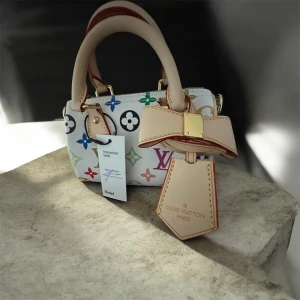 Mini Handväska i Flerfärg – Trendig & Kompakt - Beskrivning: Uppgradera din vardagsstil med denna mini handväska i flerfärg. Perfekt för casual outfits och vardagliga äventyr. Egenskaper: 	•	Kompakt design: Rymlig nog för dina viktigaste saker. 	•	Färgglad flerfärgsmönster: Ger en färgklick till vilken outfit som helst. 	•	Hållbart material: Lätt och slitstarkt för dagligt bruk. 	•	Justerbar axelrem: Bär som axelväska eller crossbody.  Perfekt för shopping, fika eller vardagsbruk. En stilren och praktisk väska som passar i varje garderob.  Sk