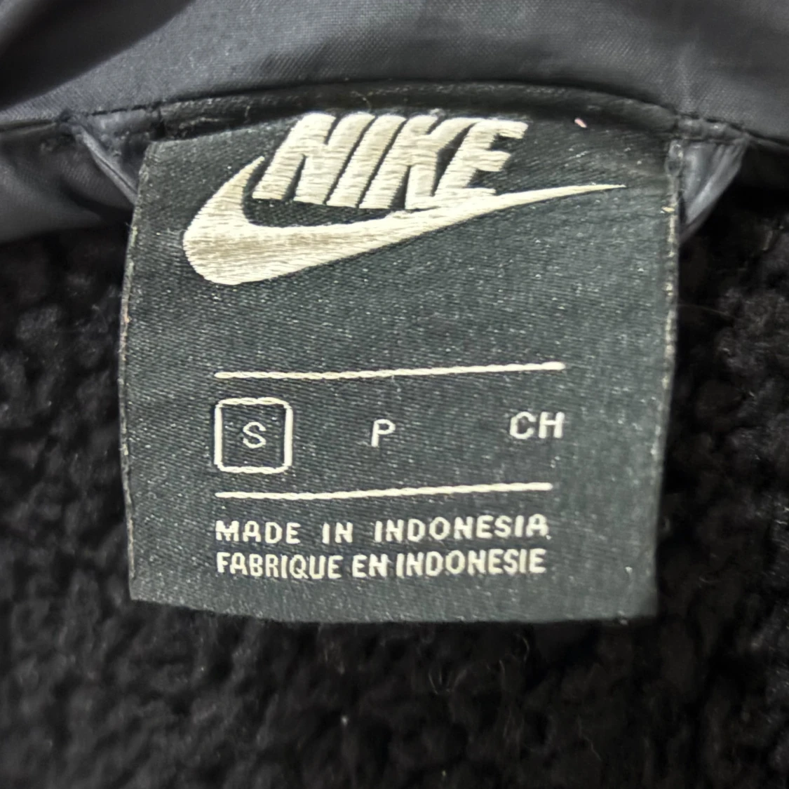 Svart pufferjacka från Nike med huva - 2