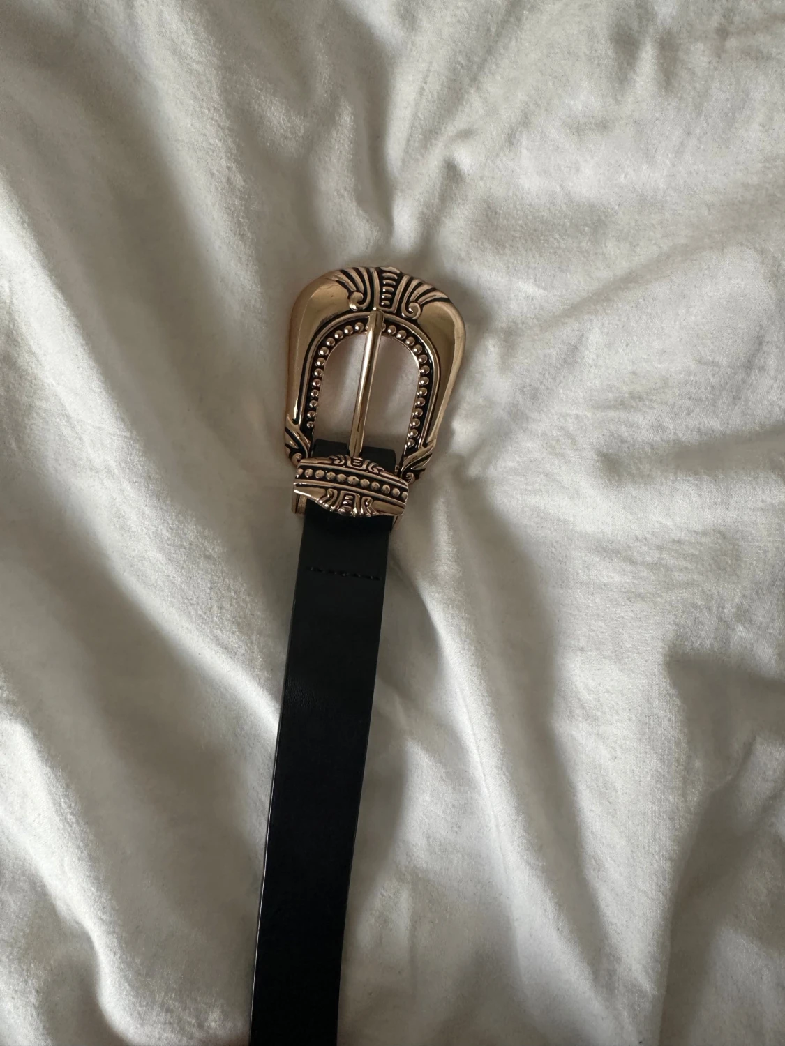 Svart skärp med guldspänne från Gina Tricot