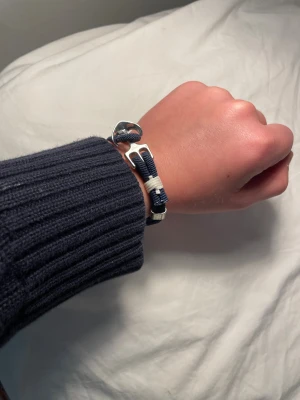 Grish armband - Mörkt blått fint 