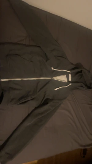 Zip hoodie från Pier One - Mörk Grå zip hoodie från Pier One med vit snörning i huvan och hel dragkedja framtill. Tröjan har långa ärmar och två fickor på framsidan. Mjuk och skön, perfekt för chill dagar. Storlek M men sitter som en S, hör gärna av er vid funderingar eller frågor😁Pris kan diskuteras vid snabb affär!