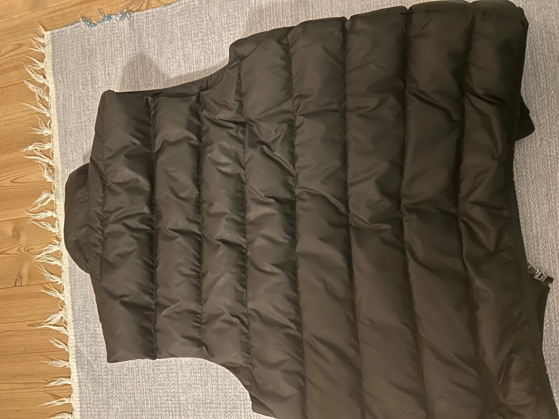 Svart dunväst från GANT - 1