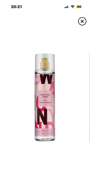Sweet Like Candy Body Mist - Body mist från Ariana Grande med trendig design och volym på 236 ml. Perfekt för dig som vill ha en fräsch och ungdomlig touch i vardagen.