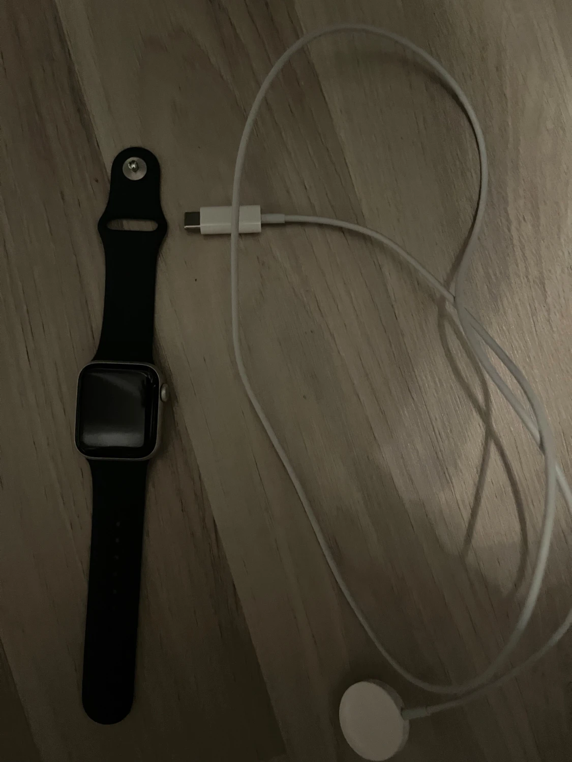 Svart Apple Watch med laddare