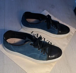 Lanvin  - Säljer ett par feta lanvin skor i marinblå färg, skorna är storlek 42. Bara dustbag ingår, skick 7,5/10. Kan gå ner i pris vid snabb och smidig affär.