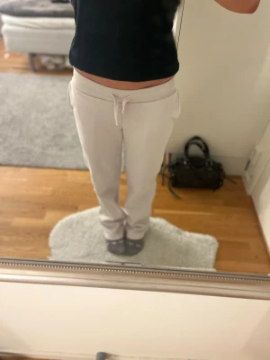 Ljusrosa mjukisbyxor från lager 157 - Säljer ett par ljusrosa mjukisbyxor med normal passform och raka ben. De var mer rosa när de köptes men är lite missfärgade. inget man tänker på och använda en gång så nyskick!💕💕