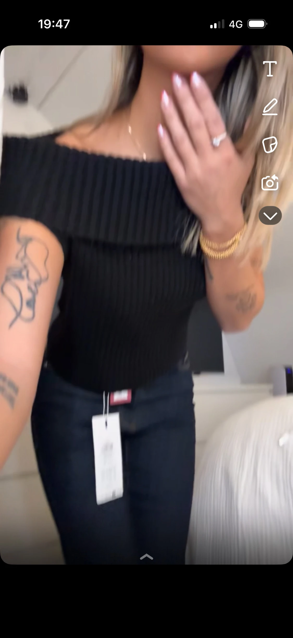 Svart ribbad offshoulder topp - 1