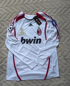 Kakà - AC Milan  - Säljer helt oanvänd och vädligt sällsynt långärmad tröja av AC Milan Champions League final version av den brasilianske spelare; Kakà. Pris går att diskuteras! Köparen får ett gratis present med I köpet! 