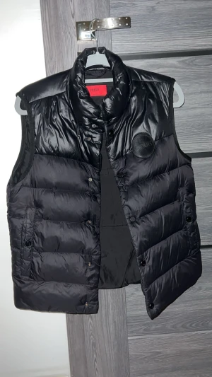 Sommarväst Äkta! Pris 1500 kronor - Knappt använd, fräsch o stilren samt äkta! I nytt skick och pris kan diskuteras