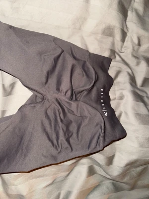 Relode tights  - Hej, säljer dessa Relode tights i modellen aura seamless scrunch längden i benen är Tall. Dom har använts två gånger och är som nya. Dom sitter helt galet fint på och är supersköna. Skriv om ni har någon fråga💕