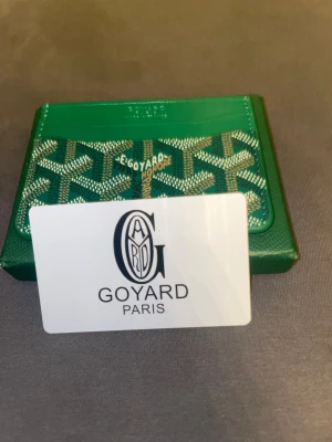 Grön G korthållare - Grön korthållare med snyggt mönster. Nytt skicka aldrig använt. 