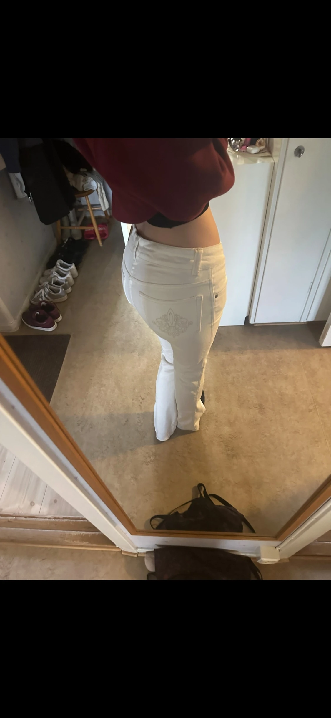 Vita bootcut jeans med broderad ficka - 1