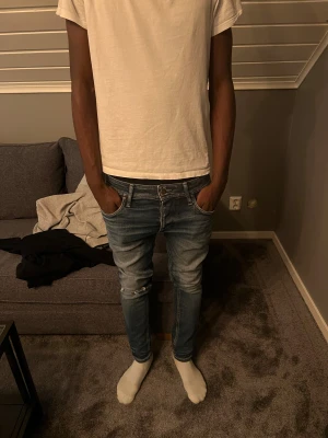 Blå Jeans från jack and Jones  - Säljer ett par snygga jack en Jones jeans | Storlek: W29 L29 | Lägnd på modellen: 178cm | Vikt: 67kg | Hör av er för frågor✌️😁