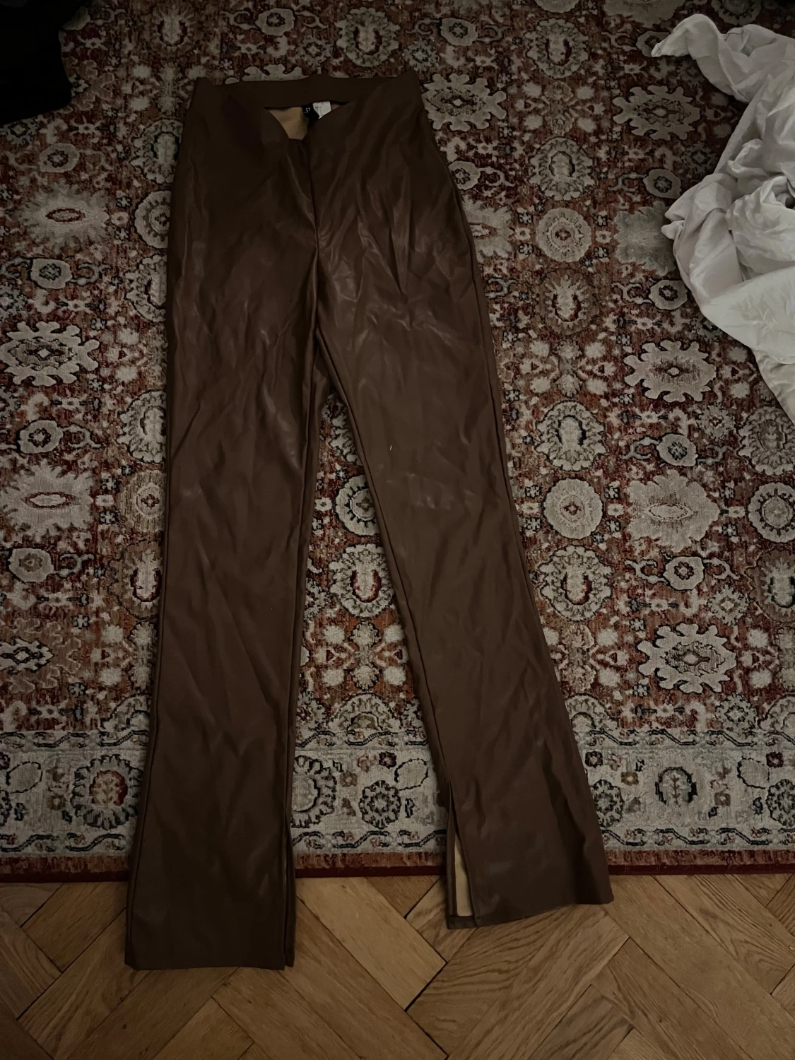 Bruna skinnbyxor med slits