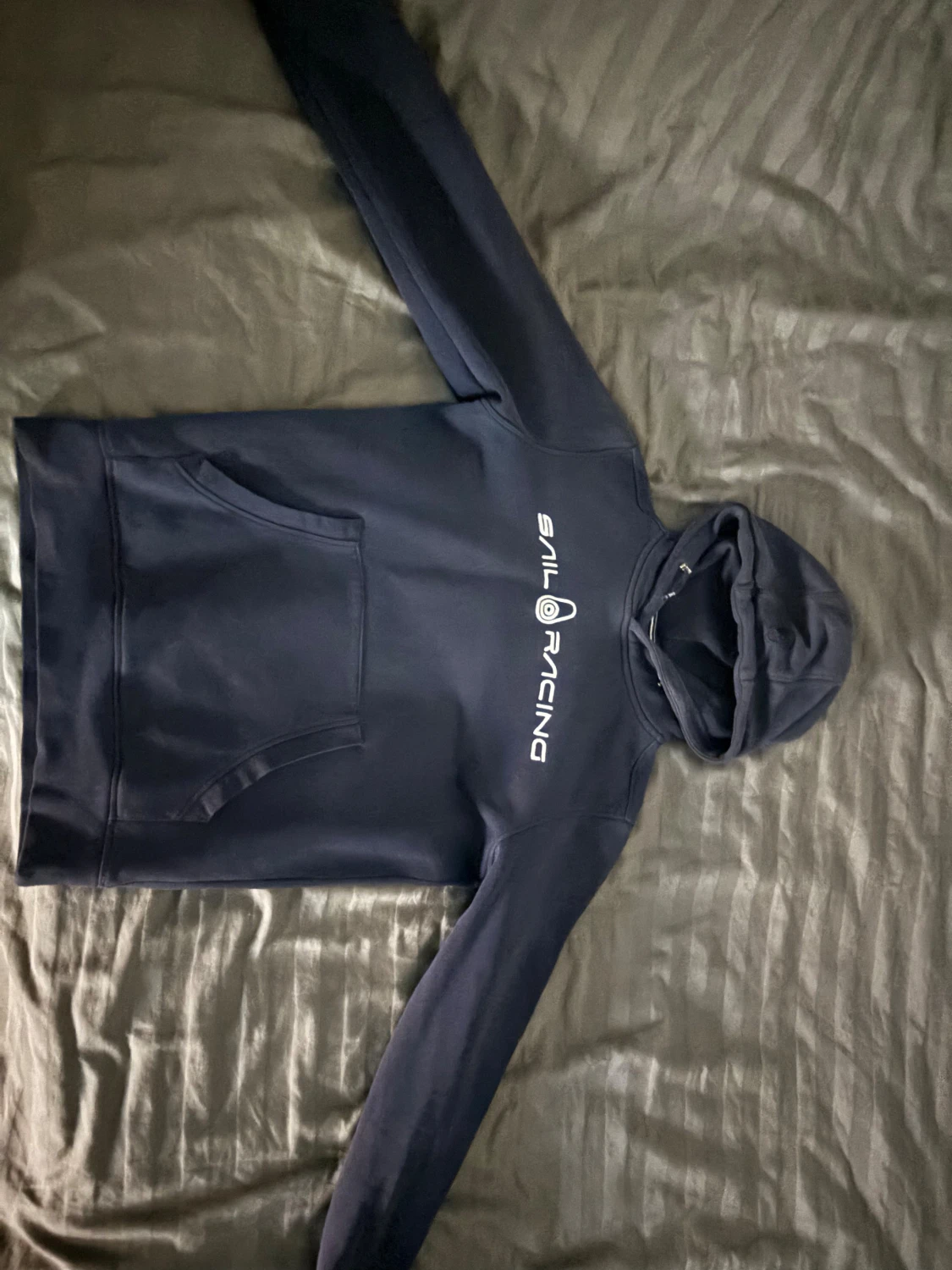 Mörkblå Sail Racing hoodie (PASSAR ÄVEN XS)