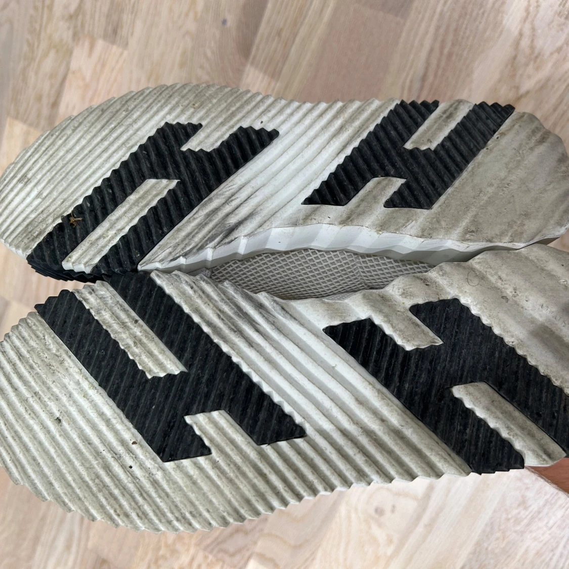 H vita sneakers med mesh - 3