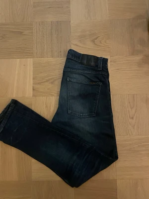 Nudie jeans - Nudie jeans, modellen heter Grim Tim och sitter slim och rakt. Varan är i fint skick och jeansen har fin tvätt (storlek 31/32). Hör av er för mer detaljerade frågor eller bilder med de på!