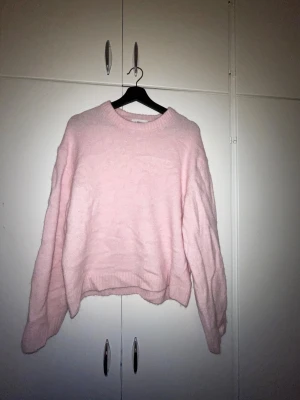 Ljusrosa stickad tröja 🎀 - Säljer min rosa stickade tröja supermysig och perfekt nu!