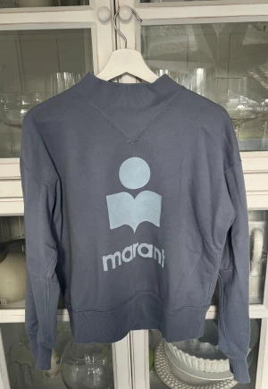 Isabel marant - Isabel marant sweatshirt köpt på Mytheresa. Den är knappt använd och i nyskick. Kostar ca 3500 ny. Storlek 38 men passar S.