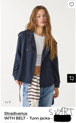 Svart trenchcoat från Stradivarius - helt nytt skick - Snygg mörkblå trenchcoat från Stradivarius med klassisk krage, dubbelknäppning och bälte i midjan. Jackan har långa ärmar och en loose passform som ger en chill vibe. Perfekt för dig som gillar stilrena och tidlösa plagg. ETIKETT FINNS KVAR! 