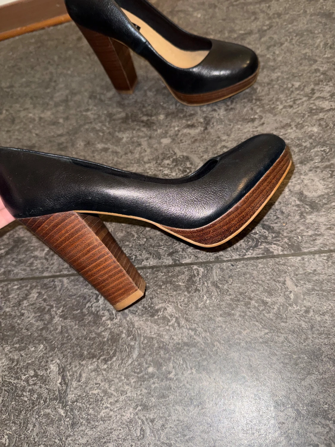 Svarta pumps med träklack från XIT - 1