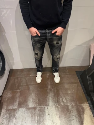 Dondup George  - Dondup jeans | Riktigt feta och populära jeans | Skick= 9,5/10 | nypris= 4000 kr | vårt pris= 899 kr | Hör av dig vid minsta fundering!