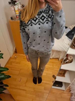 Stickad tröja med mönster - Säljer en stickad tröja från H&M med svart grafiskt mönster över axlar och bröst. Storlek är 158/164, men passa även xxs. Säljer då den är för liten för mig.❤️