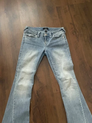  Låg midja byxor från true religion -  Låg midja det byxor från Ture religion dom är uppsydda!! 