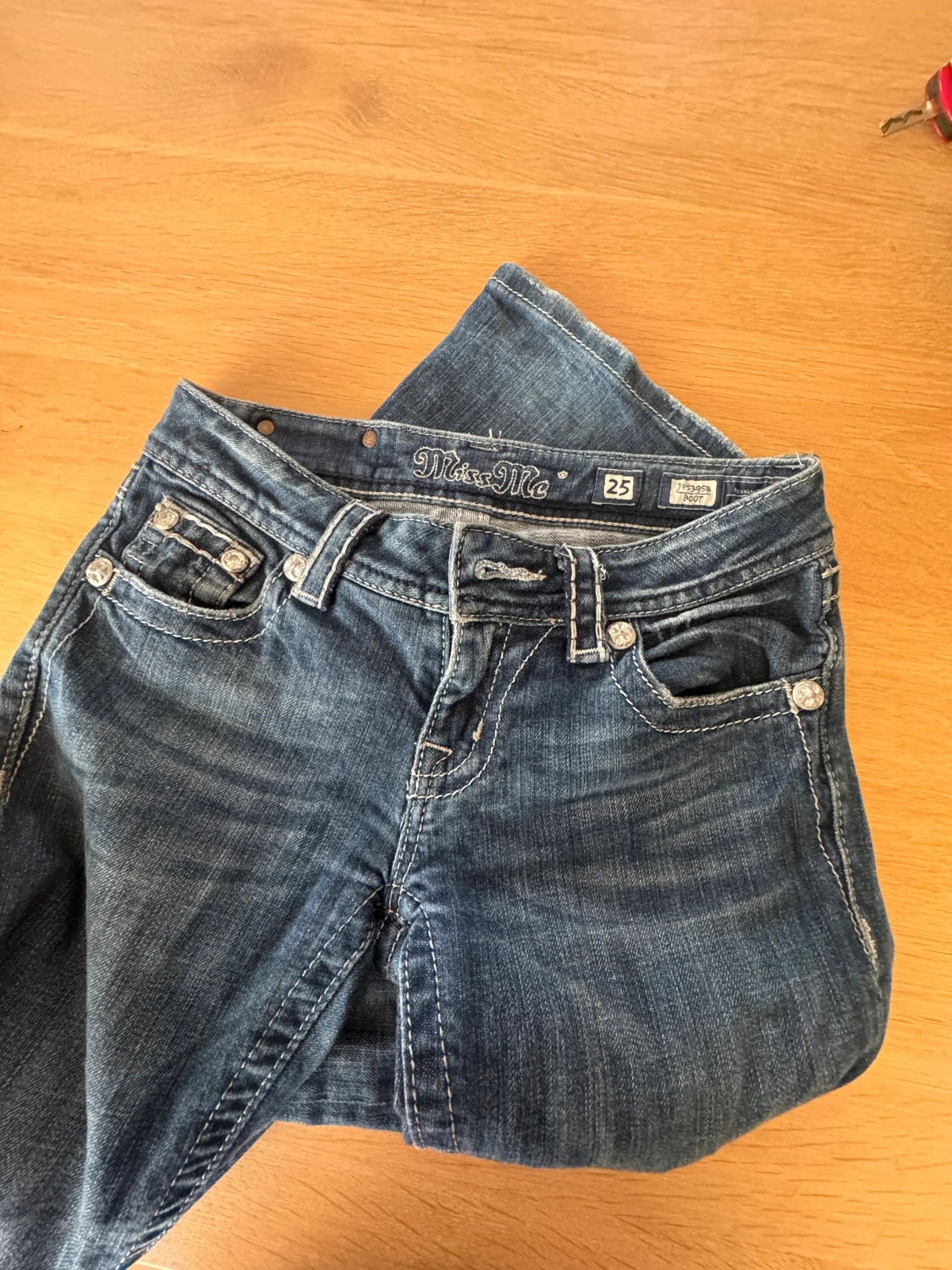 Miss Me jeans med broderad bakficka