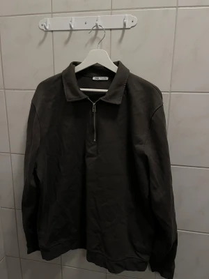 Mörkgrå half zip tröja från Zara - Storlek XL 