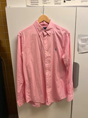 Ralph Lauren Skjorta Rosa Storlek Large - Hej! Säljer nu denna väldigt snygga Ralph Lauren Skjortan.  Storlek M men passar large mycket bättre   Färg: Rosa Skick: Mycket gott – endast använd vid enstaka tillfällen  Skickas spårbart eller hämtas upp efter överenskommelse. Vid intresse – hör gärna av dig.  Skriv vid frågor eller ifall du vill ha fler bilder:)