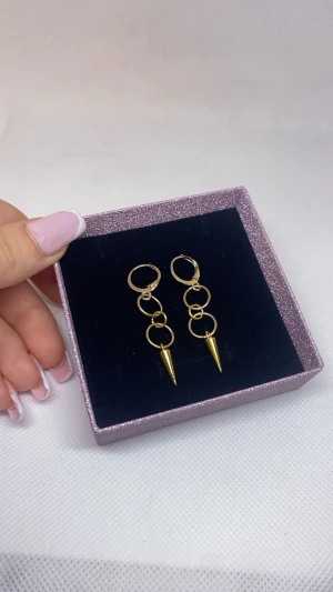 Petite ring earrings🎀✨ - Superfina handgjorda örhängen perfekta för att ge alla outfits det lilla extra!🎀Säljs för 35kr/styck eller 69kr/par. Rekommenderar att köpa genom Swish då frakten endast är 18kr!💕Skriv alltid innan du köper!💗Ps. i varje order får man gulliga stickers med!🤭💕