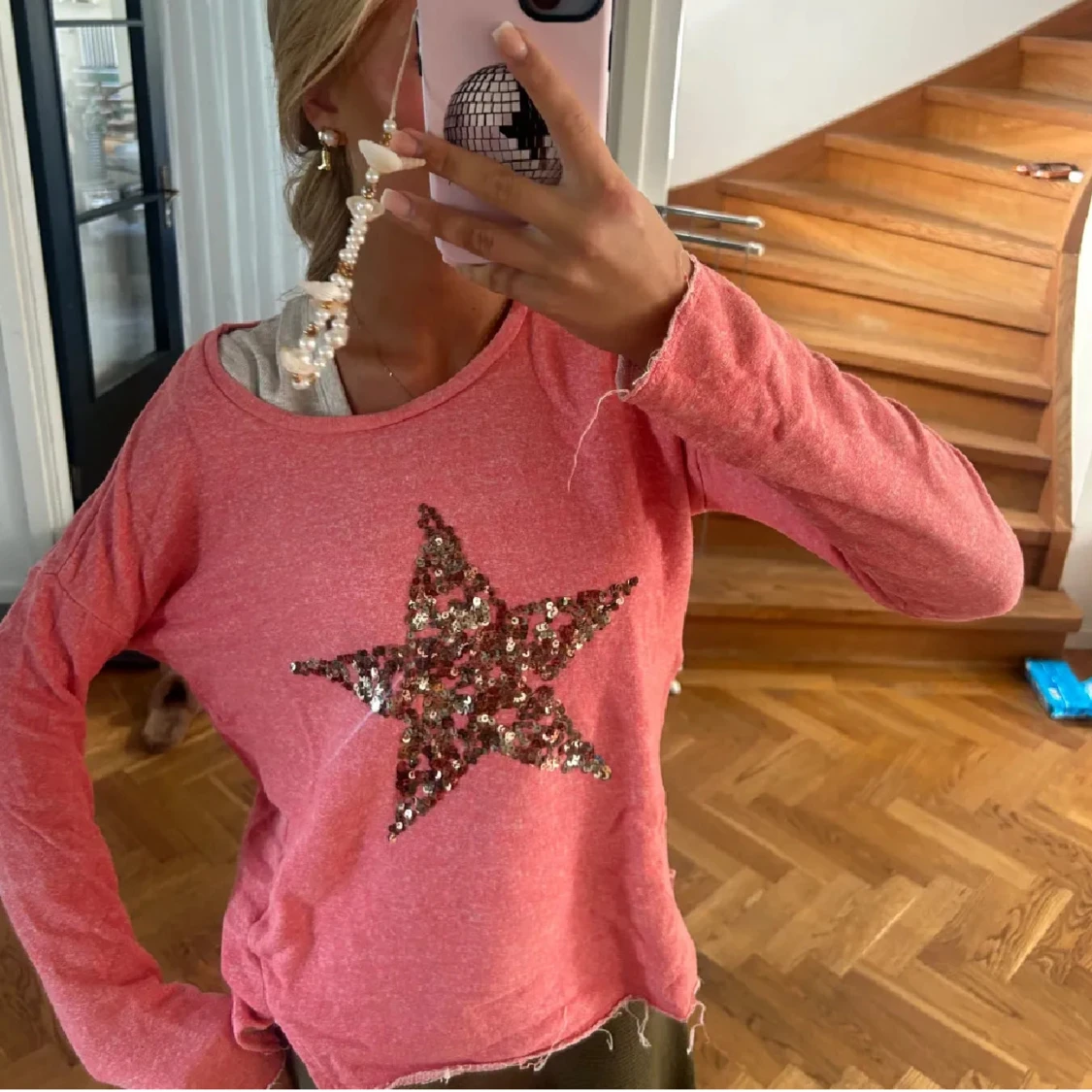 Rosa tröja med paljettstjärna