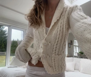 Virkad kofta i ullblandning  - En virkad kofta från Åhléns i storlek M. Upplevs mindre i storlek, likt en S. Material: 50% ull, 50% akryl. Jag fraktar inom 24h. Se liknande plagg i min profil!