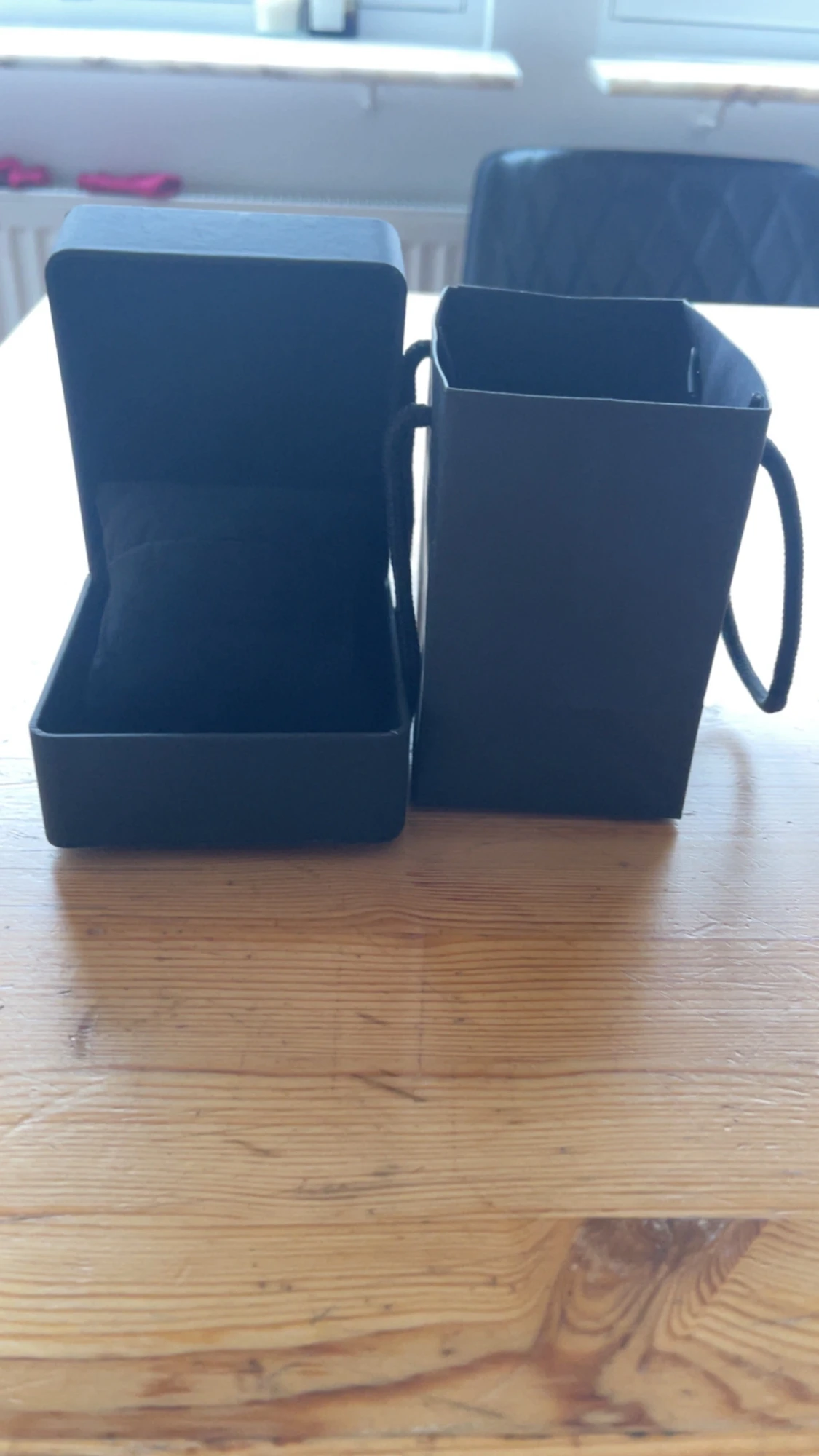 Svart klockask med kudde - 1