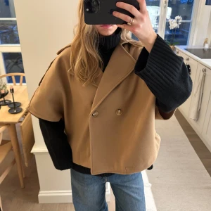 Cape/jacka - Så fin perfekt lite tjockare cape/kappa! Så så fin lite oversized🤗🤗ny med prislapp kvar