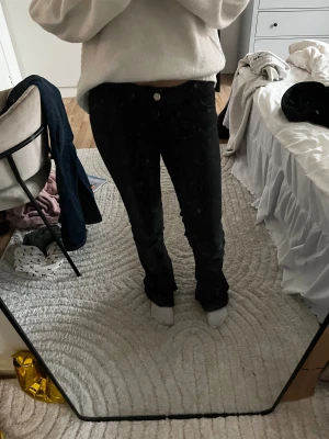 Svarta straight jeans från Cheap monday 26/32 - Svarta jeans från Cheap monday med coolt lila tryck på bakfickan. Modellen är straight och har klassisk femficksdesign. Materialet är jeans och midjan är normal. Perfekt för dig som gillar streetstyle och unika detaljer. Pris kan diskuteras 