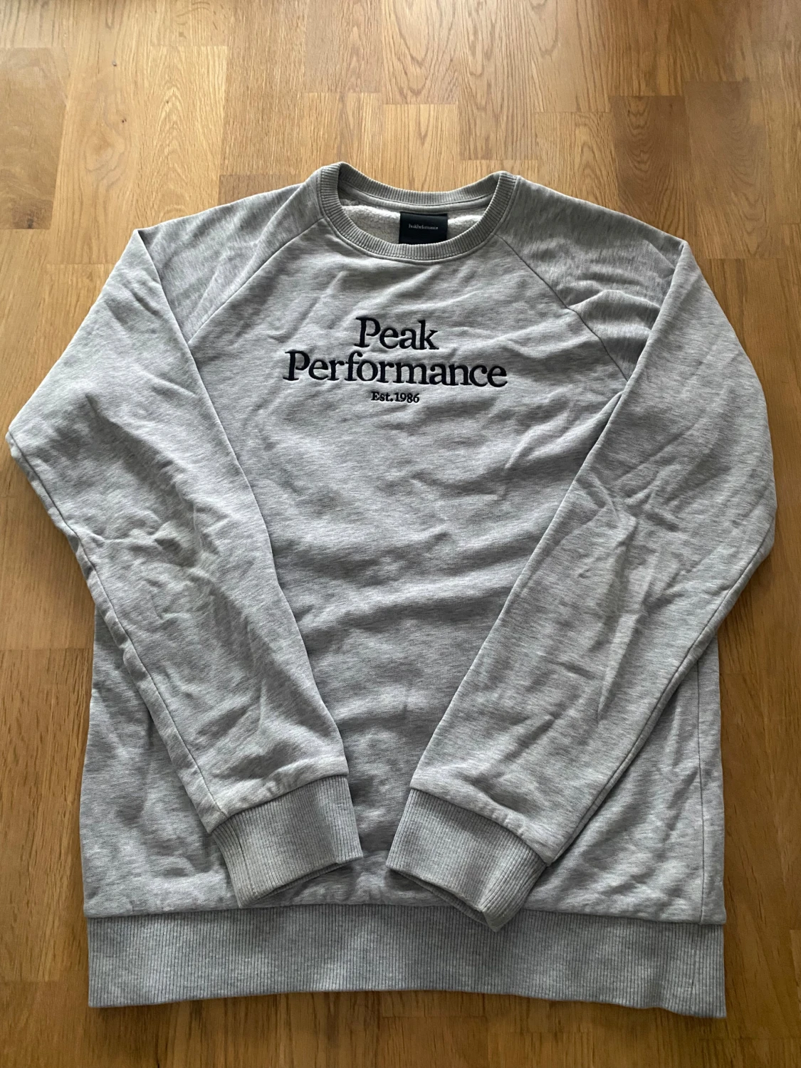 Grå sweatshirt från Peak Performance