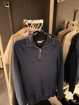 Blå stickad half zip-tröja ( HELT NY ) - Snygg mörkblå stickad tröja från Kappahl med half zip-dragkedja i halsen. Perfekt för dig som gillar stilren och enkel design. Tröjan är helt ny och aldrig använd! 