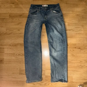 Levis Jeans  - Schyssta Levis jeans i storlek W30 L32. Levis jeans känd för sitt utseende och tvätt med många filmer med många skådespelare som har bärt Levis, inte så konstigt. Jeansen sitter grymt runt låren med en luftig bekvämt material. Några frågor? Hör av dig. MVH LUNDGRENS 